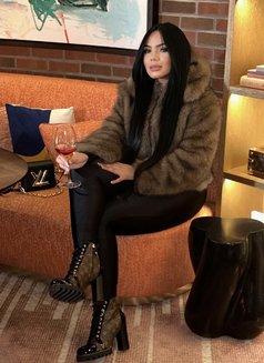 Brenda - puta in Dubai Photo 2 of 4