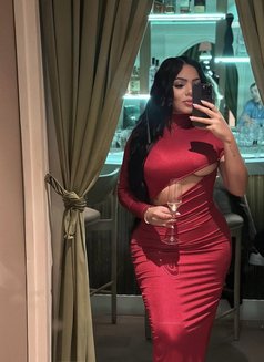 Brenda - puta in Dubai Photo 4 of 4