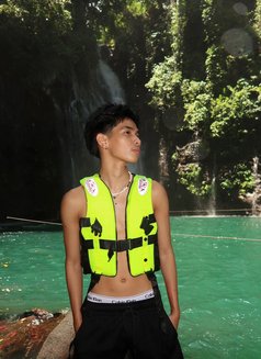 Brent - Male escort in Manila Photo 3 of 6