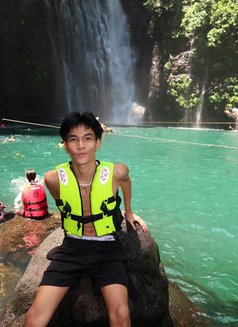 Brent - Male escort in Manila Photo 5 of 6