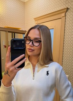 Bria - puta in Hong Kong Photo 3 of 9