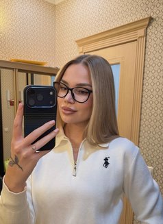 Bria - puta in Hong Kong Photo 6 of 9