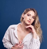 Soft lips, wild hips, endless bliss - escort in Paris Photo 6 of 7