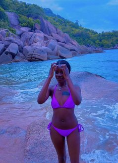 Brinah Trinah - puta in Singapore Photo 4 of 5