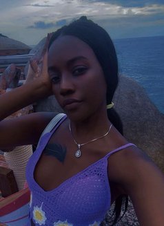 Brinah Trinah - puta in Singapore Photo 5 of 5