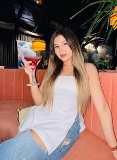 Briony - puta in Dubai Photo 1 of 7