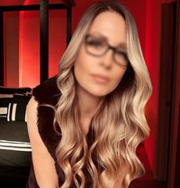 British Milf Amanda Hunt - escort in London