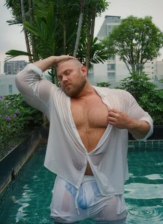 British 🇬🇧 XXL - Male escort in London Photo 10 of 11