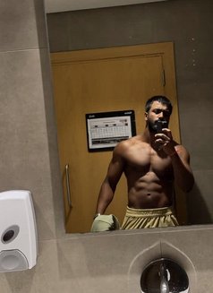 Bruce - Male escort in Dubai Photo 3 of 5