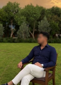 Btech Genius - Acompañantes masculino in Bangalore Photo 2 of 3