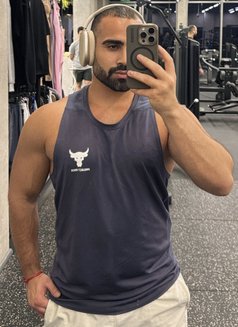 Bugatti Curve - Acompañantes masculino in Al Manama Photo 8 of 8