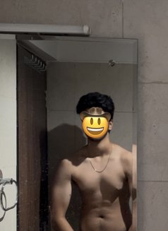 Bulky body with massive and heavy legs - Male escort in Gurgaon Photo 3 of 5