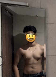 Bulky body with massive and heavy legs - Male escort in Gurgaon Photo 4 of 5