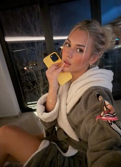 Burcu - puta in İstanbul Photo 2 of 6