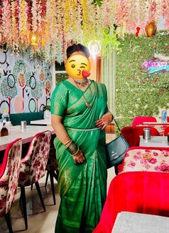 MATURE BHABHI CAM/ANAL QUEEN MEET - puta in New Delhi Photo 1 of 12