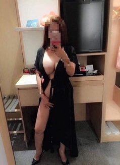 BUSTY MATURE MISTRESS IN TOWN - puta in Hong Kong Photo 4 of 12