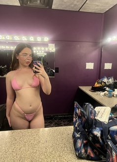 Cairra - puta in Vancouver Photo 1 of 3