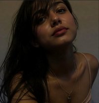 Cam & meet & GFE - puta in Mumbai Photo 2 of 3