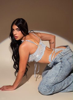 Camila - puta in Dubai Photo 3 of 11