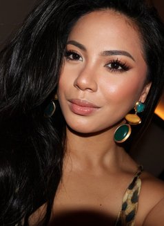 Camilla - escort in Singapore Photo 15 of 17