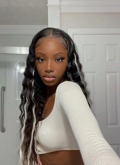 Candy - escort in Muscat Photo 2 of 2