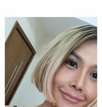 Candy - puta in Al Manama Photo 1 of 6