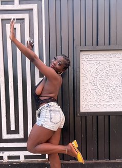 Candy - puta in Accra Photo 1 of 4