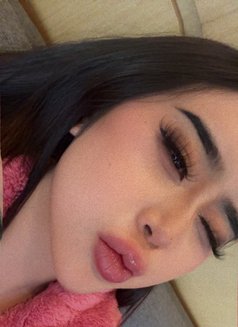 Candy - escort in Abu Dhabi Photo 2 of 4