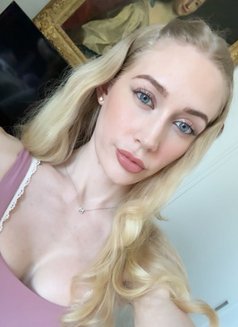 Careele - puta in Metz Photo 2 of 5