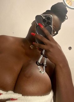 Carine S - masseuse in Abidjan Photo 1 of 2