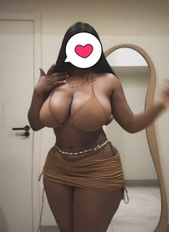 Carine S - masseuse in Abidjan Photo 2 of 2