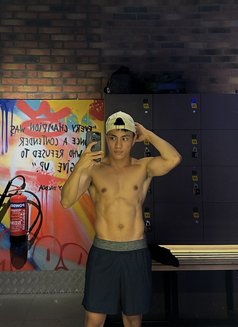 Carlos - Male escort in Dubai Photo 4 of 6