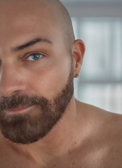 Carlos Tantra - masseur in Barcelona Photo 1 of 3