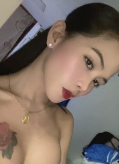 Carmina - Acompañantes transexual in Makati City Photo 2 of 4