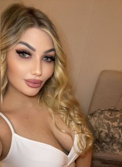 Carole - escort in Dubai Photo 2 of 4