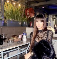 Caroline Behrs/POPPERS - Transsexual escort in New Delhi Photo 8 of 30