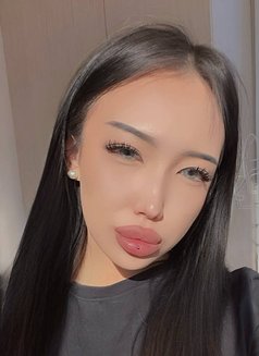 Caroline - escort in Hong Kong Photo 1 of 9