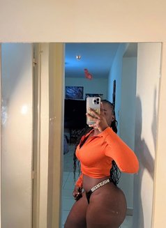 Cathy - escort in Nairobi Photo 2 of 5
