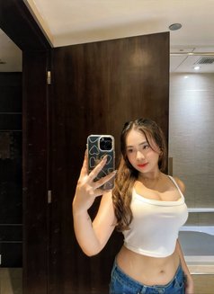 Catty - escort in Manila Photo 3 of 4
