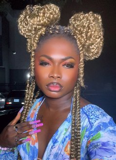 Celess - Acompañantes transexual in Lagos, Nigeria Photo 5 of 10