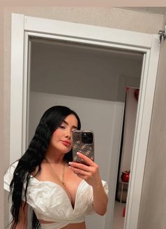 Celeste - puta in Paris Photo 5 of 9