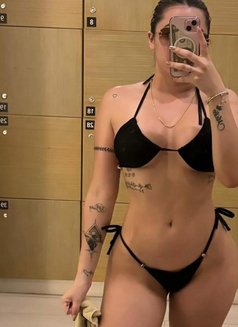 Celeste Latina - puta in Dubai Photo 2 of 6