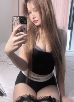 Celia - escort in Doha Photo 3 of 5