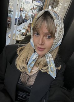 Céline - Acompañantes transexual in Paris Photo 1 of 7