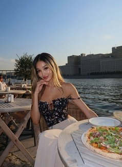 Celine - puta in Dubai Photo 1 of 10