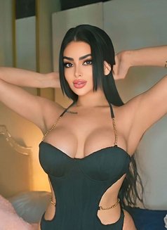 Celine سيلين - puta in Dubai Photo 1 of 5