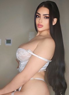 Celine سيلين - puta in Dubai Photo 2 of 5