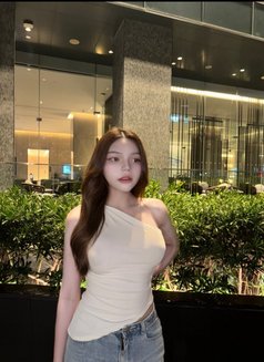 Celine - Acompañantes transexual in Singapore Photo 2 of 3