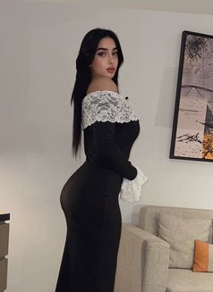 Chams - puta in Dubai Photo 1 of 16