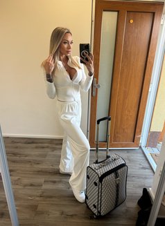 Charlotte - escort in Mauritius Photo 14 of 14